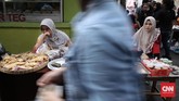 Berburu Takjil Tradisional di Pasar Benhil dan Kebon Kacang Puluhan pedagang musiman selalu meramaikan pasar Bendungan Hilir (Benhil) dan Kebon Kacang dengan beragam makanan berbuka puasa saat Ramadan tiba.