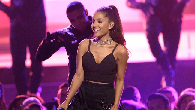 Ariana Grande tepergok menutup tato 'pete' yang ada di tubuhnya dan disebut sebagai pihak yang memutuskan pertunangannya dengan Pete Davidson.