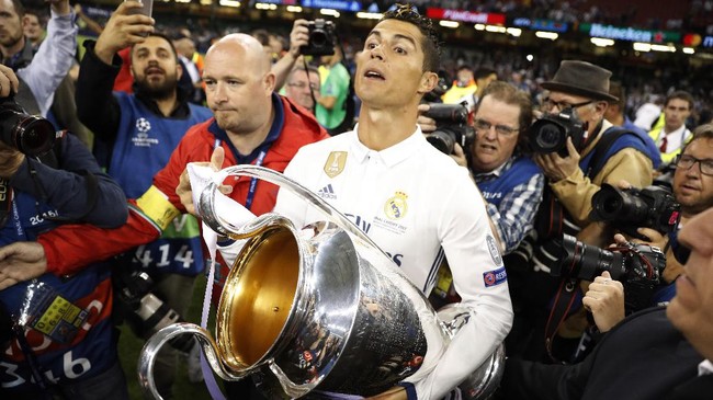 Manchester United mulai memanfaatkan situasi tak kondusif antara Cristiano Ronaldo dan Real Madrid. MU dikabarkan siap mengajukan penawaran untuk Ronaldo.