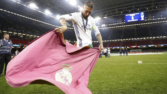 Bek Real Madrid, Sergio Ramos, menikmati masa-masa libur dengan berenang dan menyelam bersama hiu paus di Samudera Pasifik.