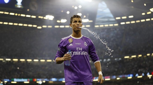 Pemain bintang Real Madrid Cristiano Ronaldo diduga melakukan penggelapan pajak penghasilan di Spanyol sebesar 14,8 juta euro.