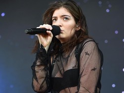 Lorde Telanjang di Virgin, Tapi Tetap Tak Terbaca
