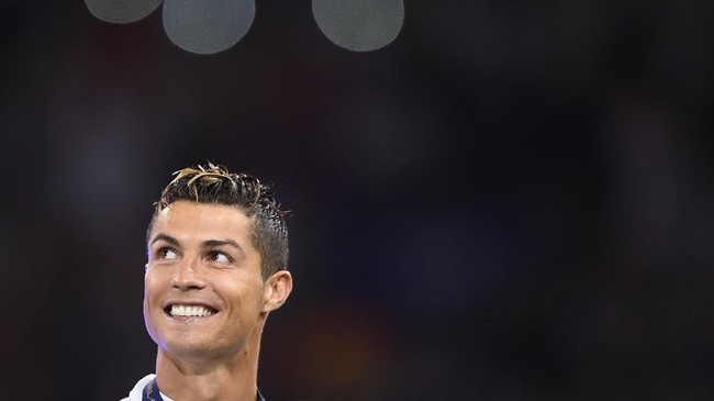 Dalam perayaan La Duodecima di Santiago Bernabeu, CR7 menyanyikan yel-yel Ballon d'Or. Yel-yel itu kemudian diikuti rekan-rekannya dan juga Madridista.