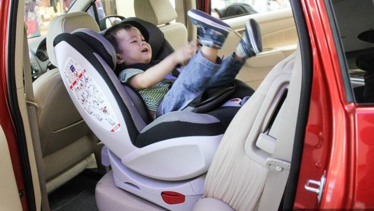 Memasang car seat nggak bisa sembarangan lho Bunda dan Ayah.