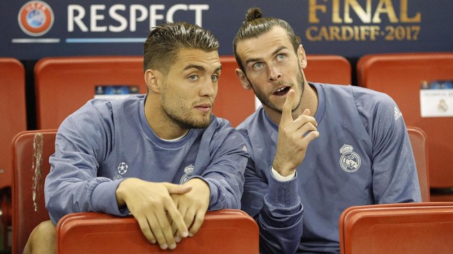 Pelatih Real Madrid Zinedine Zidane mengaku tak peduli dengan gurauan yang dilayangkan Jose Mourinho pada Gareth Bale.