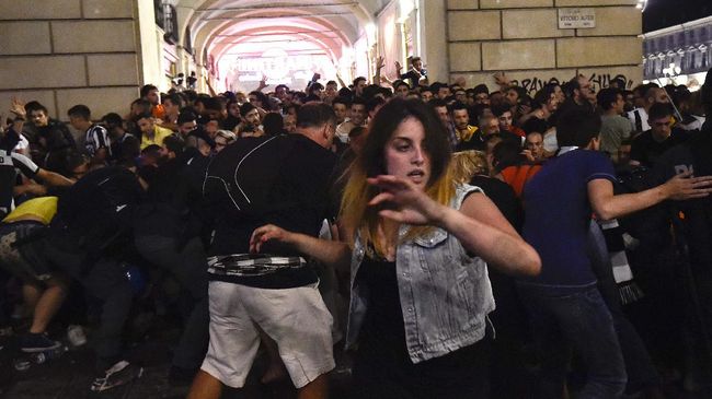 Ledakan Terjadi di Turin Saat 'Nobar' Juventus Sebuah ledakan dilaporkan terjadi di arena pusat kota Turin yang digunakan oleh para pendukung Juventus untuk menyaksikan tim mereka di final Liga Champions.