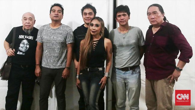 Setelah dua dekade memilih jalan masing-masing, adalah rindu yang kembali mempersatukan Krakatau hingga kini mereka bersiap kembali berkarya seperti dahulu.