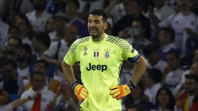 Kiper Juventus, Gianluigi Buffon, mengaku prihatin dengan harga pemain bintang yang terus meroket dan semakin tidak masuk akal.