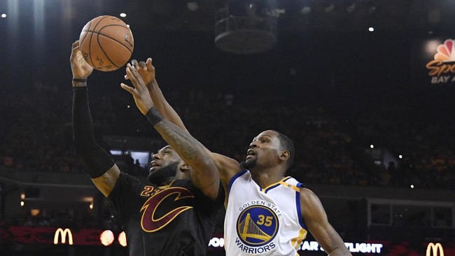 Setelah menang telak pada gim 1, Golden State Warriors kembali membuat Cleveland Cavaliers jadi pecundang pada gim kedua final NBA 2017.