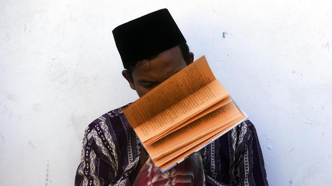 Santri mengaji Kitab Kuning di Kompleks Ponpes Lirboyo, Selasa (30/5). ANTARA FOTO/Zabur Karuru/17.