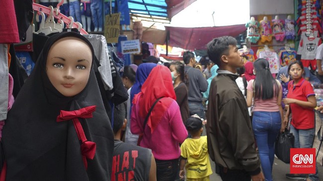 Untuk Lebaran tahun ini, para pedagang di Pasar Tanah Abang mengeluhkan turunnya omset penjualan.