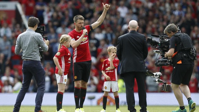 Gelandang veteran Manchester United, Michael Carrick dipastikan pensiun di akhir musim dan kemungkinan besar akan jadi staf Jose Mourinho.