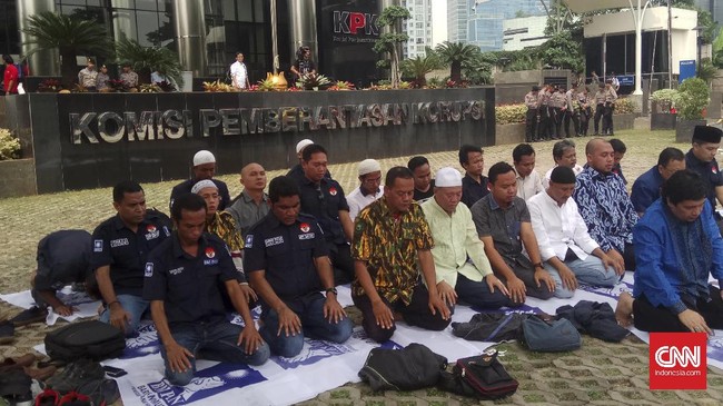 Massa menggelar salat berjamaah sambil menunggu empat orang perwakilan yang menemui bagian Pengaduan Masyarakat perihal rencana kedatangan Amien Rais.