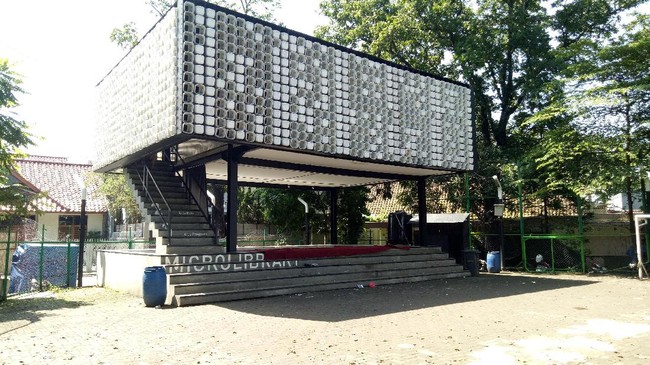 Prihatin dengan minat baca masyarakat yang rendah, pemerintah Kota Bandung mendirikan satu microlibrary di setiap kelurahan di kota itu. Ini penampakannya.