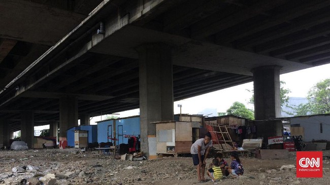 Djarot mempertanyakan bagaimana bangunan liar di kolong tol bisa mendapat asupan listrik dari PLN. Ia meminta agar listrik segera dicabut.