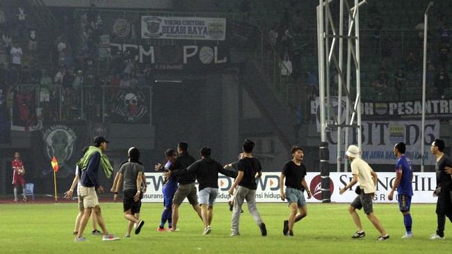 Kapten Persib Bandung Atep menilai desakan suporter yang menginginkan pergantian pelatih Djadjang Nurdjaman justru mengganggu mental pemain.