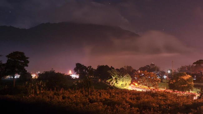BPD Sumatera Barat mengimbau warga untuk tidak mendekati Gunung Marapi dalam radius tiga kilometer setelah gunung tersebut mengalami erupsi pada Jumat (27/4).