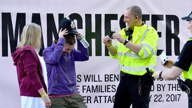 Konser 'One Love Manchester' bukan hanya hiburan bagi penggemar Ariana Grande, melainkan juga bagi para polisi yang bertugas menjaga keamanan.