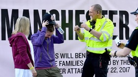 Para Polisi Ikutan Berjoget di Konser 'One Love Manchester'