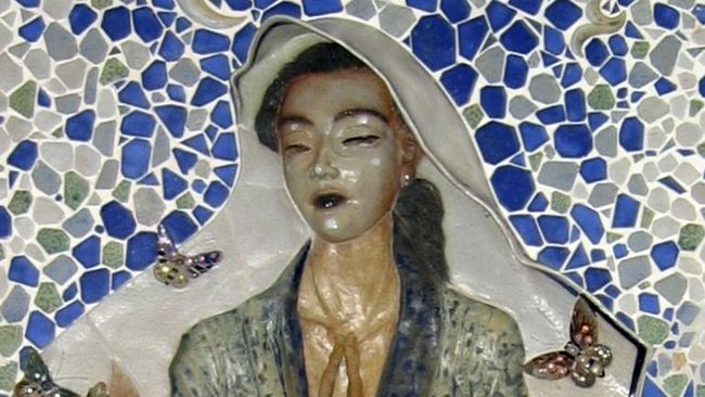 Sebuah patung Bunda Maria di sebuah gereja di Nazaret tampak berkebaya khas Indonesia. Sosok Bunda Maria berkebaya itu menyimpan kisah asa damai dari Indonesia.