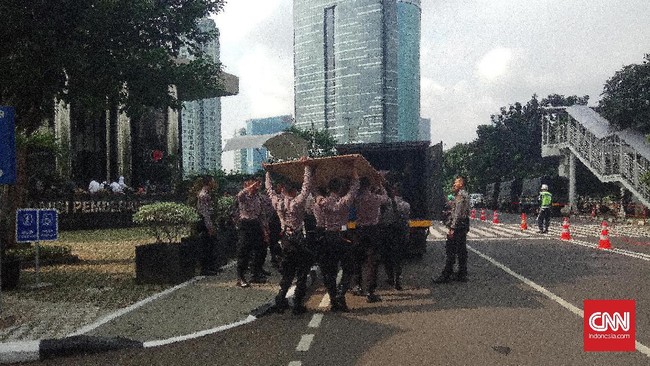 Dugaan penerimaan uang Amien Rais mencuat dalam sidang tuntutan Siti Fadilah. Nama Amien muncul dalam surat tuntutan yang dibacakan jaksa penuntut umum KPK.
