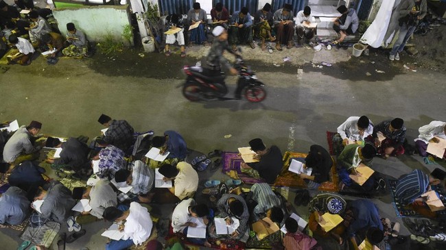 Sejumlah santri mengaji Kitab Kuning di Kompleks Ponpes Lirboyo, Selasa (30/5). ANTARA FOTO/Zabur Karuru/17.