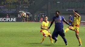 Deden Natshir Patah Kaki, Essien Turut Simpati