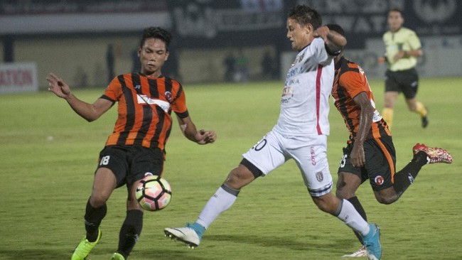 Pelatih Bali United Widodo C Putro menginstruksikan anak didiknya bermain sabar untuk menembus pertahanan kuat Perseru Serui, Senin (25/9).