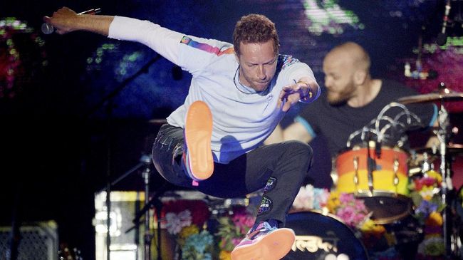 Menurut data penjualan terbaru, tur 'A Head Full of Dreams' milik Coldplay sukses menempati posisi ke-lima tur terlaris sepanjang masa dan menggeser Madonna.