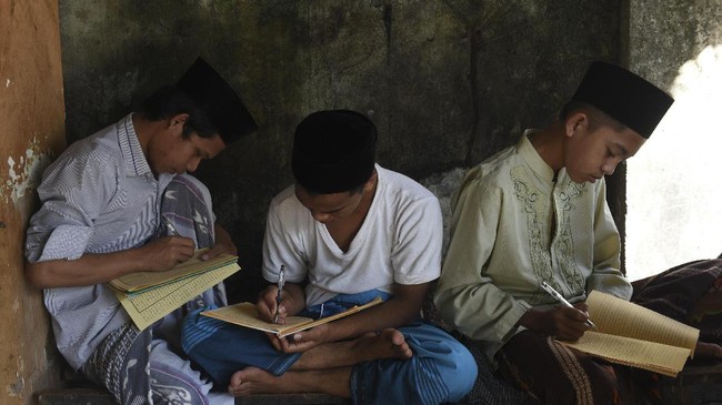 Ketum GP Ansor menyatakan akan ada pemecahan rekor baca Kitab Kuning oleh 40 ribu santri yang dipimpin Rais Am NU di Sidoarjo saat Hari Santri Nasional.