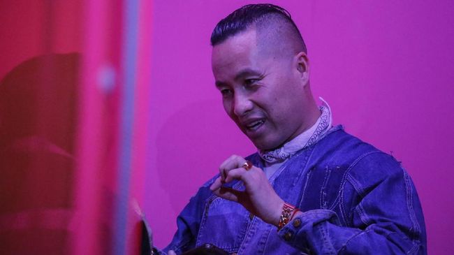 Ia menilai rancangan sepatu dan tas miliknya ditiru kedua label besar dengan amat mirip seperti buatannya.