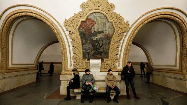 Naik kereta di Moskow, Rusia, sepertinya tak akan membosankan karena keindahan arsitektur dan dekorasi stasiunnya.