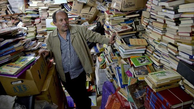 Menemukan buku bekas di antara tumpukan sampah 20 tahun silam, seorang pria Kolombia kini mampu membuat perpustakaan dengan 25 ribu buku bekas.