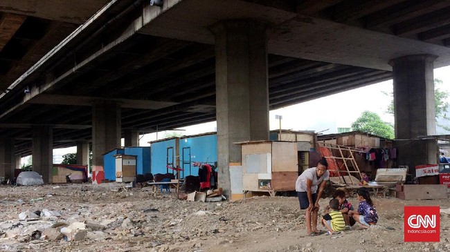 Warga mengaku membangun lagi bangunan liar di kolong tol Pluit-Tomang untuk tempat tinggal karena tak punya pilihan. Pemprov DKI Jakarta akan menggusur segera.