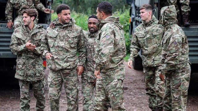 Sebelumnya, anggota timnas Inggris tak menyangka bakal menjalani latihan militer selama 48 jam. Mereka melepas semua kenyamanan dan berlatih di bawah komando.