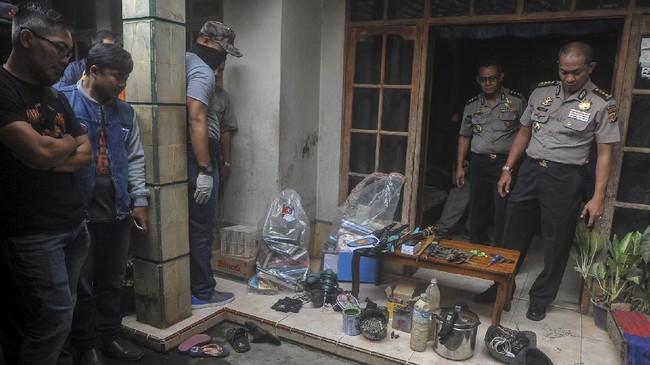 Polisi juga menemukan logo ISIS dan satu buah panci saat menggeledah kediaman MA (32), guru mengaji pelaku bom Kampung Melayu.