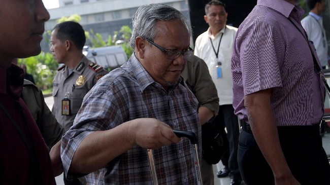 KPK langsung menahan enam tersangka kasus dugaan suap terkait dengan tugas pengawasan dan pemantauan DPRD Jawa Timur terhadap revisi perda dan anggaran 2017.