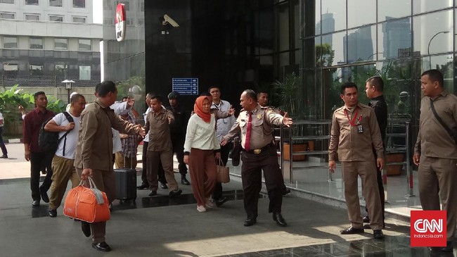 Mereka yang ditangkap terdiri dari anggota DPRD, kepala dinas dan staf. Penangkapan terkait dugaan suap anggota DPRD Jatim.