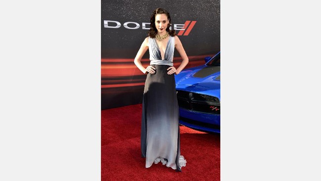 Sihir Gal Gadot Lewat Lipstik Merah dan Belahan Dada Rendah