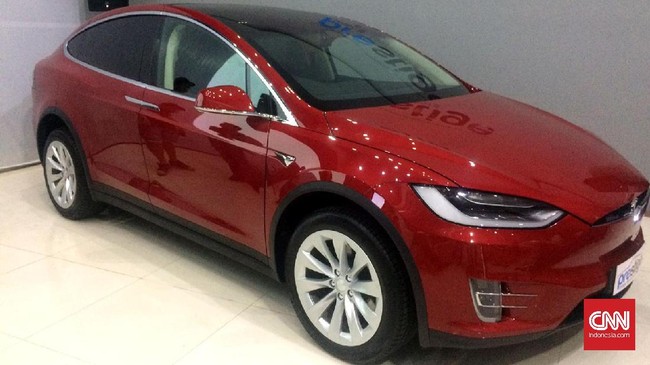 Mobil listrik SUV asal AS, Tesla Model X hadir di Indonesia. Dibanderol Rp2,6 miliar, rumah Anda harus berdaya minimal 10 ribu watt untuk mengisi baterainya.