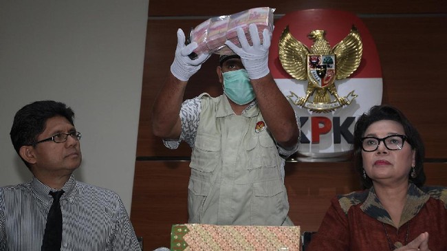 Ketua Komisi B DPRD Jatim Mochamad Basuki ditangkap dalam operasi tangkap tangan KPK karena menerima suap dari Kepala Dinas Pertanian Jatim.