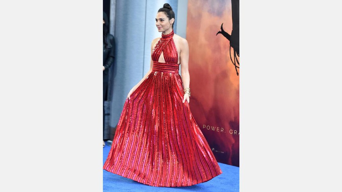 Sihir Gal Gadot Lewat Lipstik Merah dan Belahan Dada Rendah