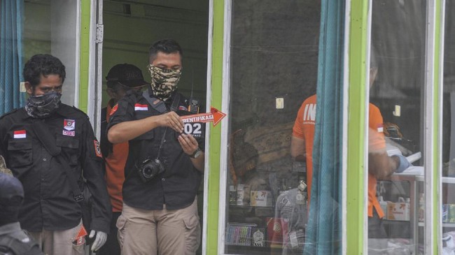 Densus 88 Antiteror Polri temukan sejumlah perlengkapan militer di rumah WT, salah satu guru mengaji pelaku bom Kampung Melayu. 