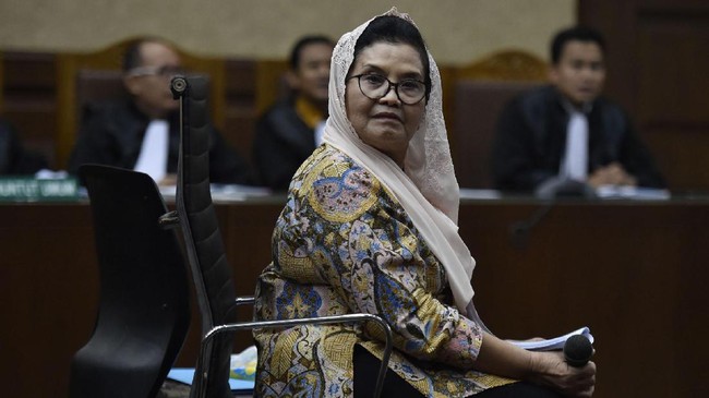 Terdakwa kasus korupsi alat kesehatan Siti Fadilah Supari berdiskusi dengan penasehat hukum saat jeda sidang lanjutan di Pengadilan Tipikor, Jakarta, Rabu (7/6). Mantan Menteri Kesehatan yang sebelumnya dituntut enam tahun penjara tersebut membacakan pledoi berjudul Setitik Harapan Menggapai Keadilan. ANTARA FOTO/Puspa Perwitasari/aww/17.