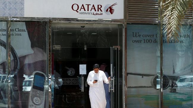 Calon penumpang yang gagal terbang berbondong-bondong ke kantor penjualan tiket maskapai milik pemerintah Qatar untuk meminta uang tiket yang mereka bayarkan.