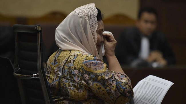 Menteri Kesehatan Era Susilo Bambang Yudhoyono itu terbukti menerima gratifikasi Rp1,85 miliar untuk menyetujui revisi anggaran pengadaan Alkes.