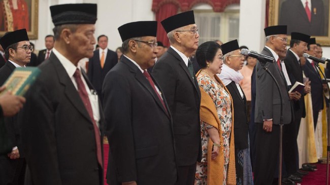 Wakil Ketua DPR Taufik Kurniawan menduga ada masalah internal di BPIP yang selama ini terkesan baik-baik saja. Karena itu Jokowi diminta memberikan klarifikasi.