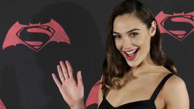 Pengumuman penganugerahan bagi insan perfilman Golden Globes 2018 bakal dibacakan oleh deretan artis papan atas, termasuk aktris Gal Gadot dan Penelope Cruz.