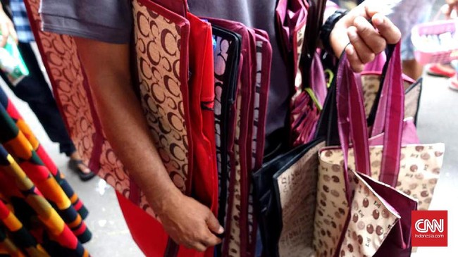 Kebijakan plastik berbayar yang sempat berlaku berdampak positif dan memberi peluang bisnis bagi perajin dan penjual tas belanja.