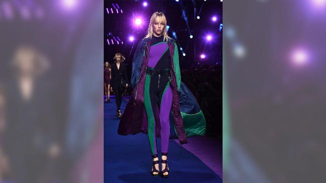 Berbeda dengan film superhero sebelumnya, merchandise Wonder Woman dirancang oleh sembilan desainer 'high fashion' seperti Versace dan Givenchy.
